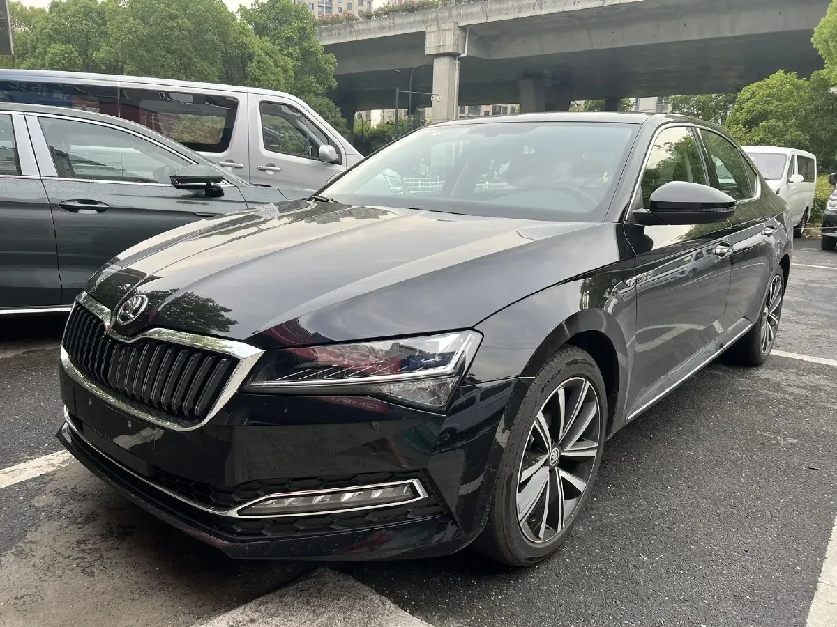 Black Škoda Superb